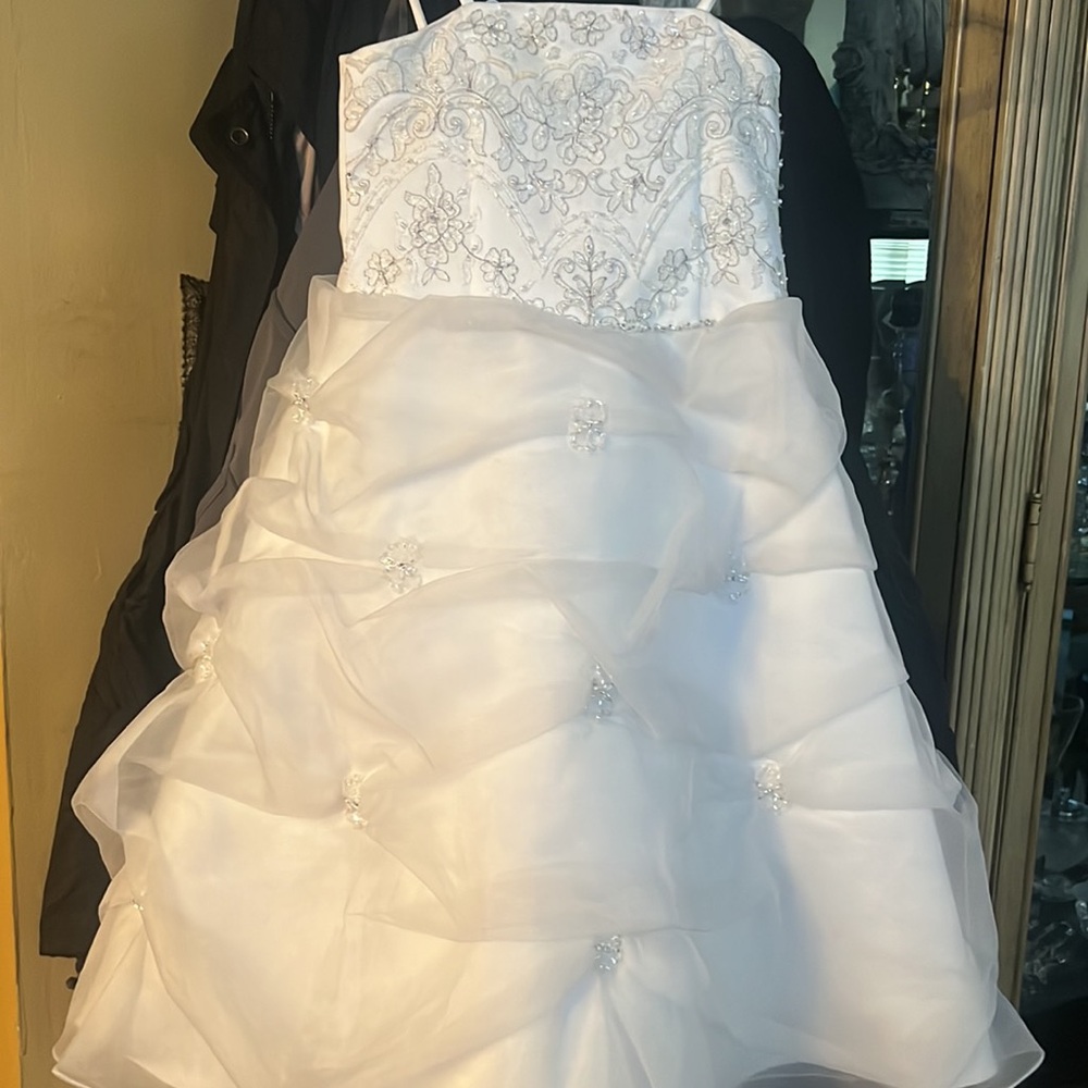 Beautiful white flower girl dress David’s bridal size 3